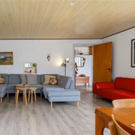 House With Large Garden, Campfire Hut 1 בית נופש